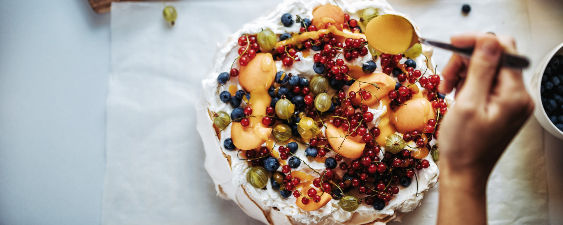 Pavlova with fresh fruit - Bertazzoni